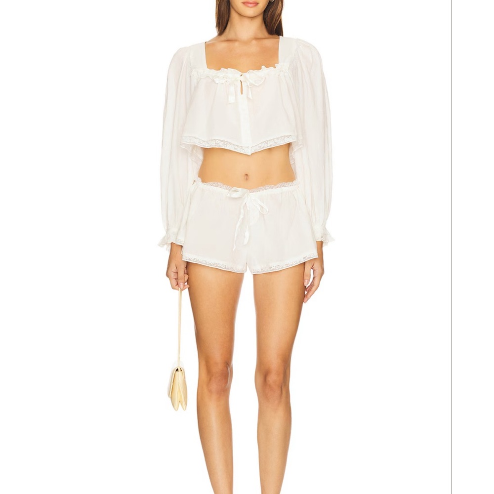 Sold out For Love And Lemons Venetia Cream Lace Sleep Shorts. Xs. New with tags.